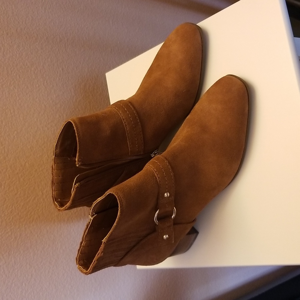 New, Essex Lane Jaycie Boots.  Brown/Tan